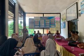 Bhabinkamtibmas Polsek Pino Hadiri Musyawarah Penetapan Penerima BLT di Desa Padang Mumpo