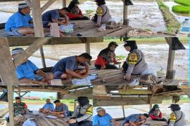 Bhabinkamtibmas Polsek Ratu Agung Dampingi Pendataan Bantuan Kelompok Tani di Sawah Lebar Baru