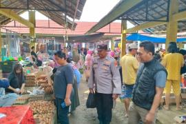 Polsek Seluma Timur Laksanakan Patroli Kamtibmas di Pasar Sembayat untuk Jaga Keamanan