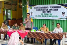 Bhabinkamtibmas Polsek Manna Hadiri Serah Terima Pekerjaan Desa di Desa Tanjung Tebat