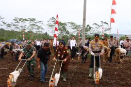 Polres Lebong Laksanakan Penanaman Jagung "Serentak 1 Juta Hektar" di Desa Tabeak Belau 1