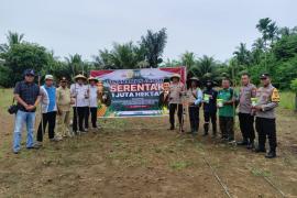 Polsek Kedurang Ilir dan Warga Desa Limus Sukseskan Program Penanaman Jagung Serentak 1 Juta Hektar