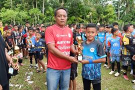 Bhabinkamtibmas Polsek Kedurang Ilir Bina Generasi Muda Lewat Sepak Bola