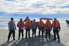 Polresta Bengkulu Laksanakan Pengamanan di Objek Wisata Pantai Panjang