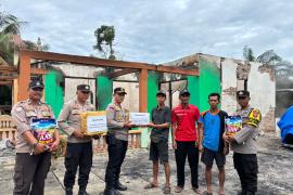 Kapolsek Ketahun Salurkan Bantuan Kepada Korban Kebakaran