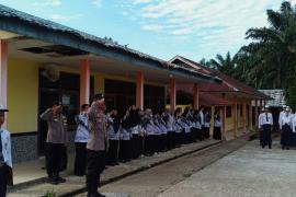 Personel Polsek Semidang Alas Menjadi Pembina Upacara di SMPN 1 Seluma untuk Tingkatkan Kedisiplinan Pelajar