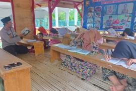 Kapolsek Kedurang Ilir Rutin Mengajar Ngaji Anak-anak di Taman Baca Pondok Ngaji Bhabinkamtibmas