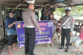 Satlantas Polres Bengkulu Selatan Sambangi Komunitas Nelayan di Pantai Pasar Bawah