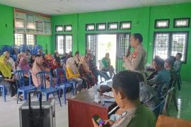 Polsek Kedurang Ilir Hadiri Musdesus Penetapan Penerima BLT Desa Muara Tiga Ilir