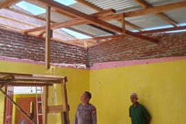 Polsek Kedurang Ilir Pantau Proses Rehab Rumah Pensiunan Polri di Desa Tanjung Negara