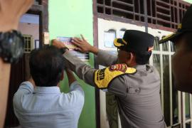 Ingatkan Waspada Curanmor, Kapolresta Bengkulu Pasang Stiker di Kos-kosan