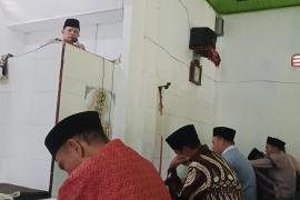 Bhabinkamtibmas Polsek Pino Sampaikan Khutbah Jumat di Masjid Al Ikhlas, Bahas Keutamaan Bulan Sya’ban dan Keamanan Masyarakat