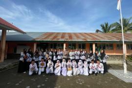 Bhabinkamtibmas Polsek Lebong Tengah Jadi Pembina Upacara Bendera di SDN 25 Lebong