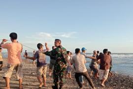 Satgas TMMD Ke-124 Kodim 0408/BS Komsos dengan Nelayan 