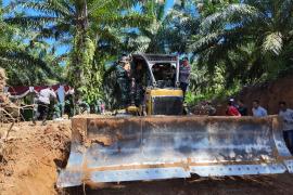 Kasiter Rem 041/Gamas Tinjau Langsung Lokasi Pembuatan Jalan TMMD Ke-124 Kodim 0408/BS