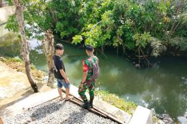 Satgas TMMD Ke-124 Kodim 0408/BS Bersama Warga Pantau Aliran Sungai