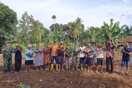 Satgas TMMD ke-126 Bagikan Bibit Pohon Buah ke Warga, Dorong Kemandirian Hijaukan Lingkungan
