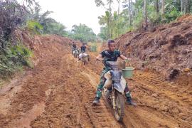Satgas TMMD ke-126 Kodim 0423/BU Atasi Kendala Angkut Material Gunakan Motor Kebun Warga
