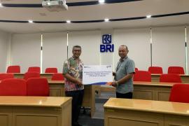 BRI Kramat Region 6 Jakarta Serahkan Bantuan Renovasi Kelas MM FEB UI Salemba