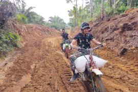 Medan Berat Bukan Halangan, Satgas TMMD ke-126 Kodim 0423/BU Angkut Material dengan Motor Kebun Warga