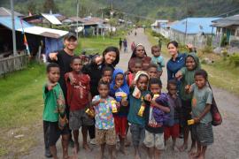 Membangun Kedekatan, Personel Satgas Ops Damai Cartenz Berbagi Kebersamaan dengan Masyarakat Sinak