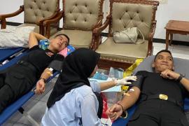 Personel Datasemen Brimob Polda Bengkulu Donorkan Darah pada Seminar Nasional FISIP UNIB 2025