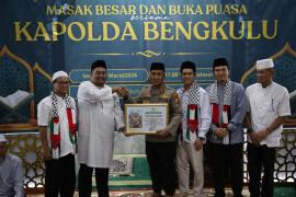 Kapolda Bengkulu Gelar Buka Puasa Bersama dengan Jamaah Masjid Nurul Iman dan Kesatuan Aksi Mahasiswa Muslim Indonesia ( KAMMI)
