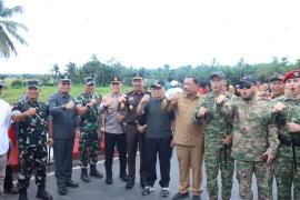 Kapolda Bengkulu Hadiri Kegiatan Penerjunan Taktis dan Free Fall Latihan Kopassus di Jembatan Layang Danau Dendam