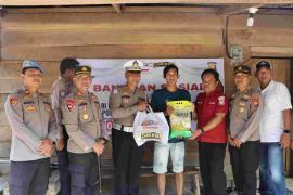Polres Seluma Salurkan Bantuan Sosial kepada Warga Kurang Mampu