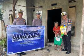 Satlantas Polres Rejang Lebong Bagikan 100 Paket Sembako kepada Warga