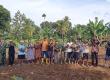 Satgas TMMD ke-126 Bagikan Bibit Pohon Buah ke Warga, Dorong Kemandirian Hijaukan Lingkungan