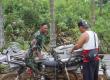 Satgas TMMD dan Warga Desa Batu Raja R Gotong Royong Angkut Material dengan Motor Kebun