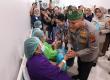 Pekanbaru-Sebanyak 310 warga dari berbagai kabupaten dan kota di Provinsi Riau mengikuti bakti sosial operasi katarak gratis yang diselenggarakan Polda Riau bekerja sama dengan Rumah Sakit Awal Bros, Persatuan Dokter Spesialis Mata Indonesia (Perdami) Riau-Kepri, dan Sekar Ayu Jiwanta Foundation.  Sebagai bagian dari rangkaian peringatan Hari Bhayangkara ke-80 Tahun 2026, Kegiatan yang dipusatkan di Rumah Sakit Awal Bros Panam, Pekanbaru, tersebut menjadi wujud nyata kolaborasi kemanusiaan lintas sektor dal